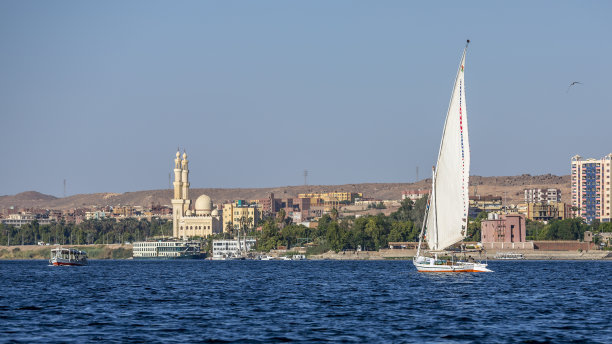 埃及尼罗河上的传统三角帆船图片下载