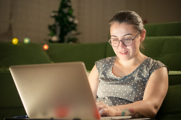 年轻女子在家里使用笔记本电脑图片下载