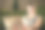 年轻女子在家里使用笔记本电脑图片下载