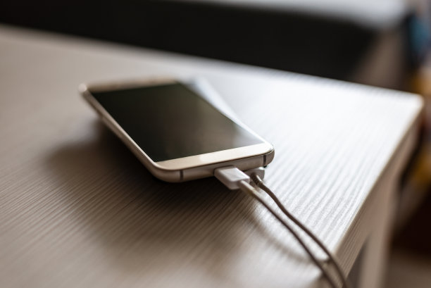智能手机连接到便携式充电器的特写图片下载