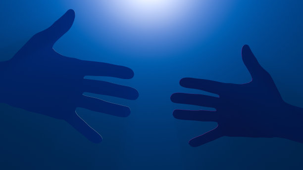 一只手伸出来与另一只手相遇。晚上的时间。蓝色背景。图片下载