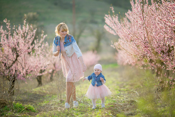 母亲和孩子在春天的树林中呼吸新鲜空气图片下载