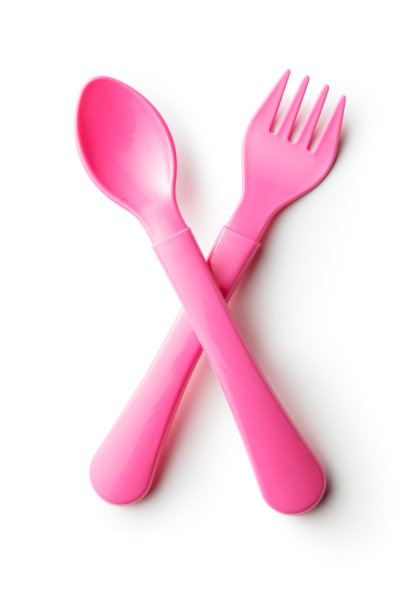 婴儿用品:婴儿汤匙和叉子孤立在白色背景图片下载