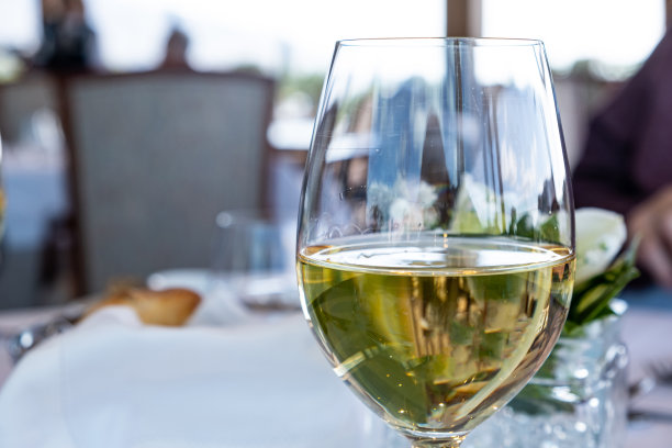 葡萄酒白玻璃特写。餐厅背景变得模糊图片下载