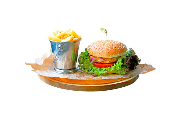 汉堡和炸土豆放在木盘上，白色背景上孤立。快餐图片下载
