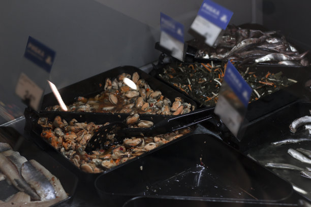 冰箱里放着超市里的鱼和贻贝图片下载