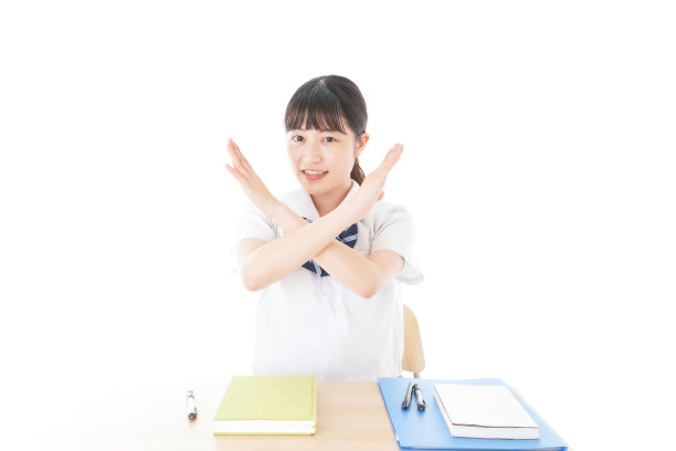 穿着制服的年轻学生说“不”图片下载