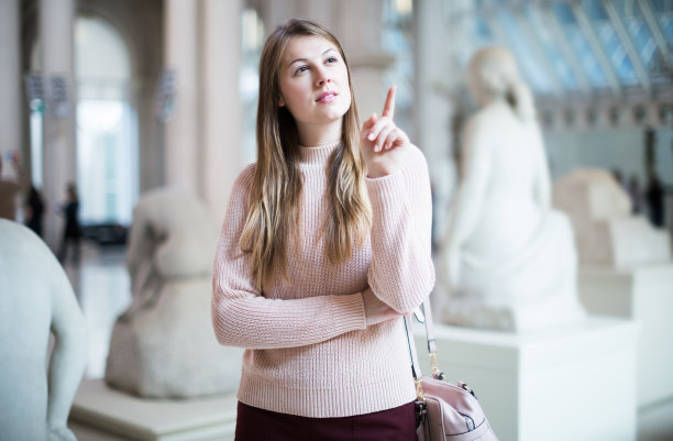 站在美术馆里的女人图片下载