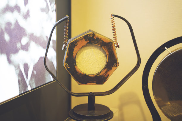 复古无线电麦克风与彩色背景图片下载