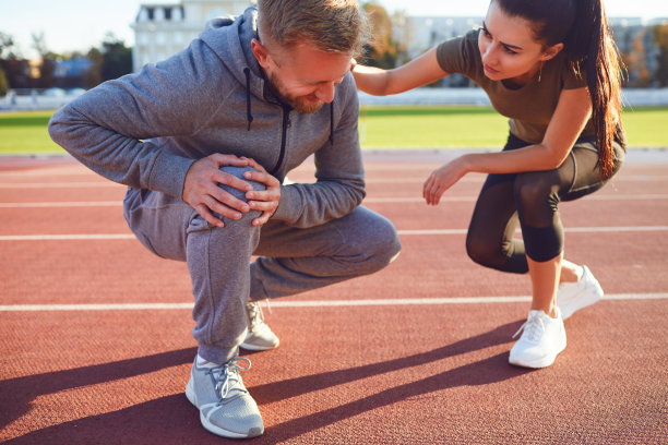 训练中的膝盖损伤，男性在运动中腿部受伤图片下载