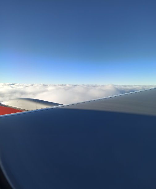 飞机机翼飞过沿海地区图片下载