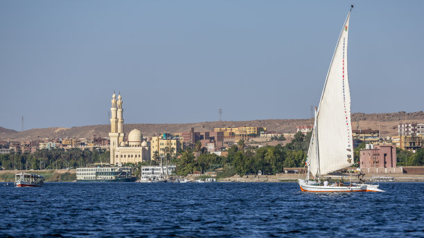 埃及尼罗河上的传统三角帆船图片下载