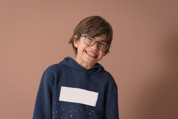 快乐的男孩表情看着相机。图片下载