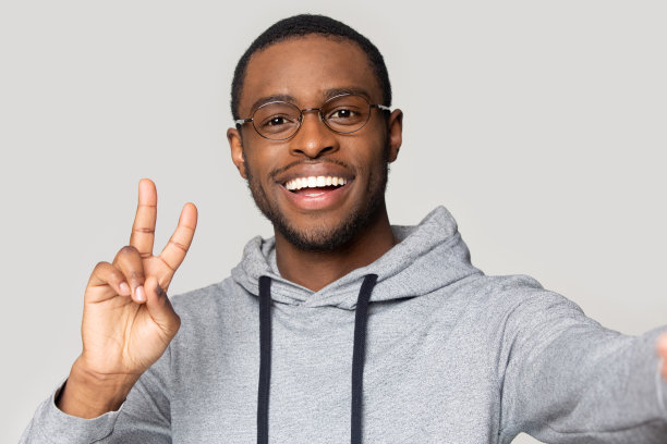 摄像头看到一个穿着运动服的非裔美国人在自拍。图片下载