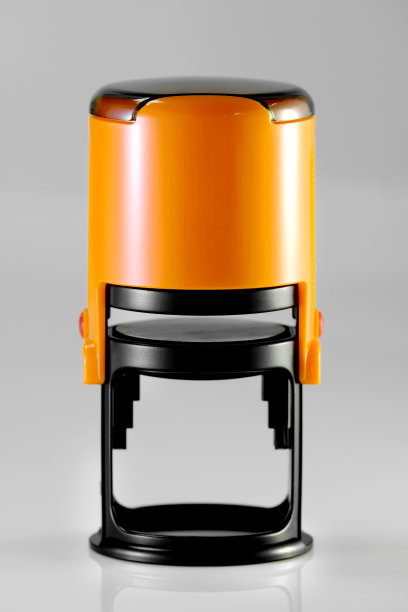 一种自动上墨圆形办公橡皮图章。现代塑料橡胶印章上的灰色背景。文书工作。办公用品。图片下载