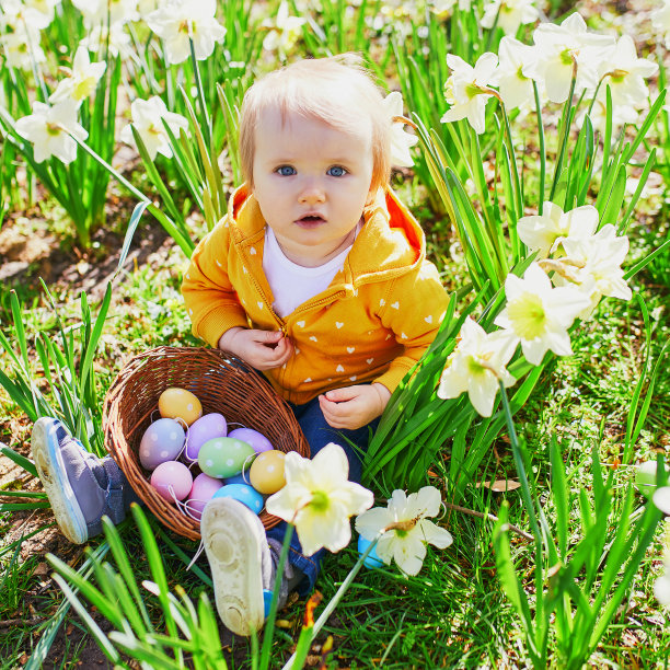 一个一岁的小女孩在复活节玩找彩蛋游戏图片下载