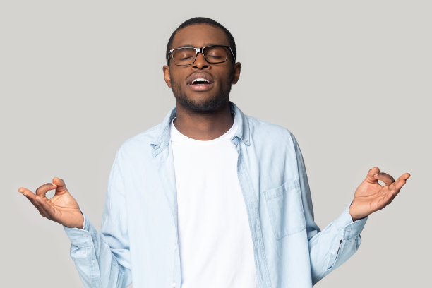 被爆头平静的非裔美国年轻人在减压。图片下载