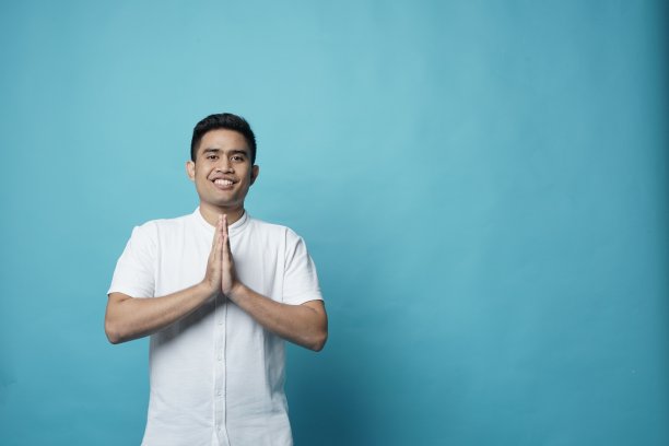 问候手东南亚青年男子-复印空间图片下载