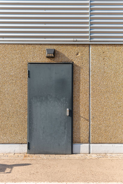 超市零售商店的侧门晴天门在街上停车图片下载