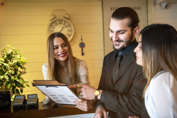 接待员在前台与顾客交谈图片下载