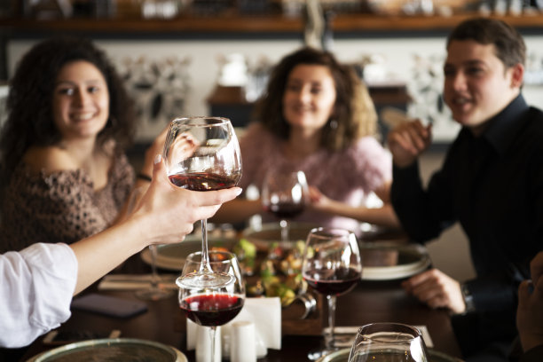 餐厅里的红酒庆祝敬酒图片下载