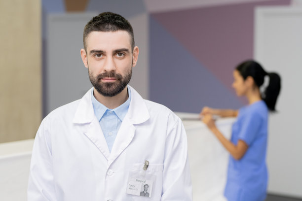 留着胡须的临床医生穿着白大褂看着镜头图片下载