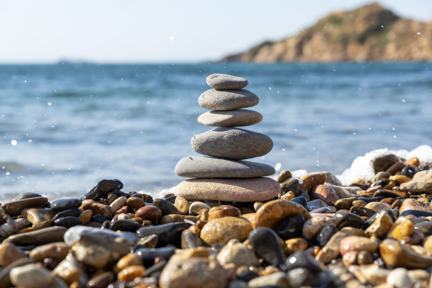 平衡的石头。海边沙滩上的卵石。图片下载