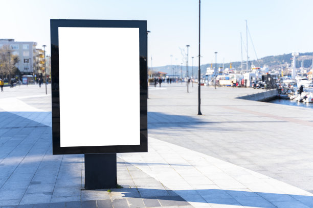 城市街道上的垂直空白广告牌素材图片
