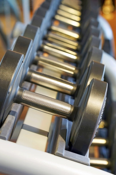 健身房中的哑铃特写图片下载