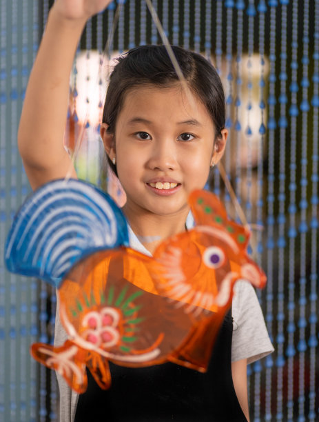 少女在中秋节提着灯笼图片下载