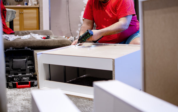 在家里组装新家具图片下载