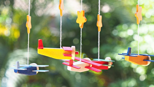 挂着五颜六色的木制飞机玩具图片下载