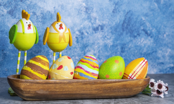 五彩缤纷的复活节彩蛋排成一排，蛋形的小鸡站在旁边图片下载