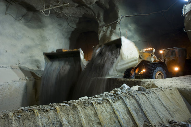 矿山地下装载机。图片下载