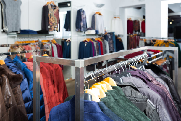 服装商店的内部有大衣图片下载