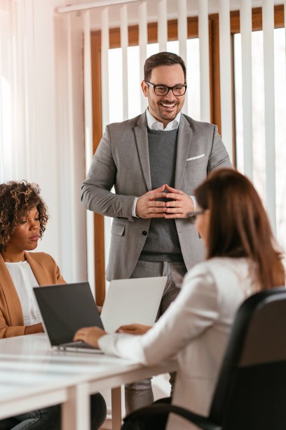 年轻的商人在会议上与同事分享新想法图片下载