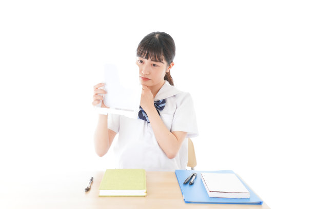 穿着制服的年轻学生检查她的脸图片下载