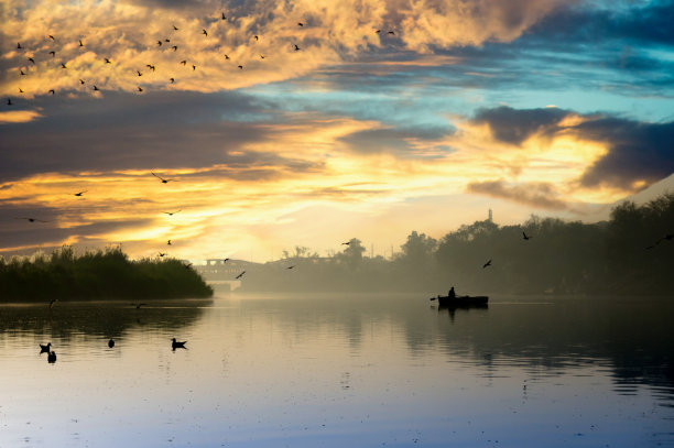清晨的亚穆纳河，金色的太阳，雾和蓝色的水图片下载