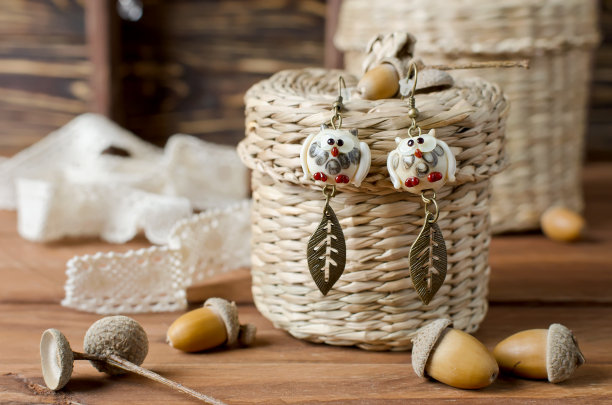 手工制作的耳环。玻璃猫头鹰雕像是手工制作的图片下载