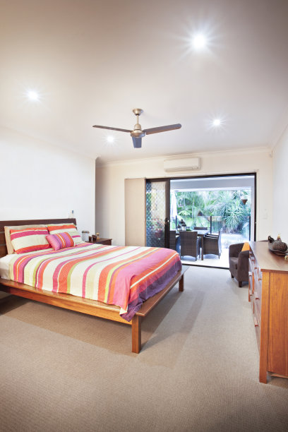 主床和桌子的侧视图图片下载