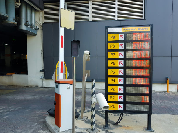 停车场大楼前的数字标牌显示。显示停车场已经用红色字母写满了。城市拥挤的车位问题是人口密集地区的主要问题之一。图片下载