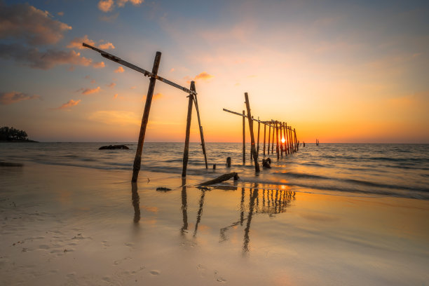 在美丽的日落背景下，一座随着时间的流逝而老化的木桥，泰国攀牙的毗莱桥。图片下载