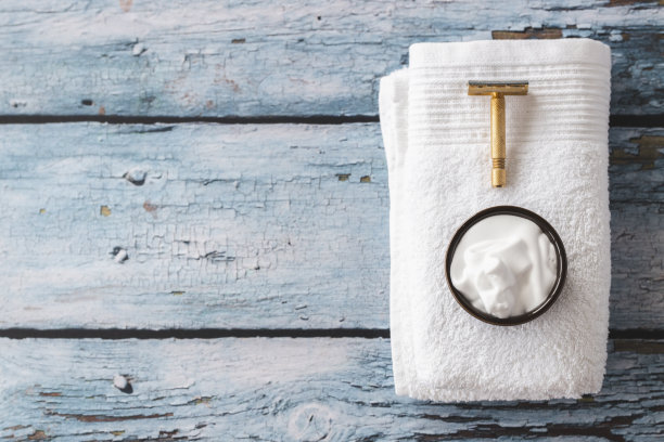 俯视图毛巾，剃须刀和剃须膏图片下载