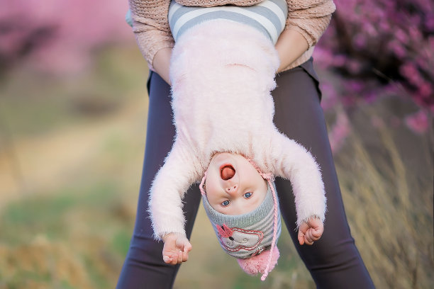 孩子们的照片，一个母亲和一个孩子在室外的花园里玩耍图片下载