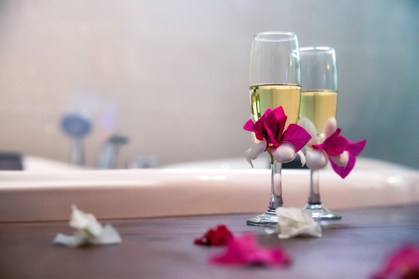 热浴盆里的香槟图片下载