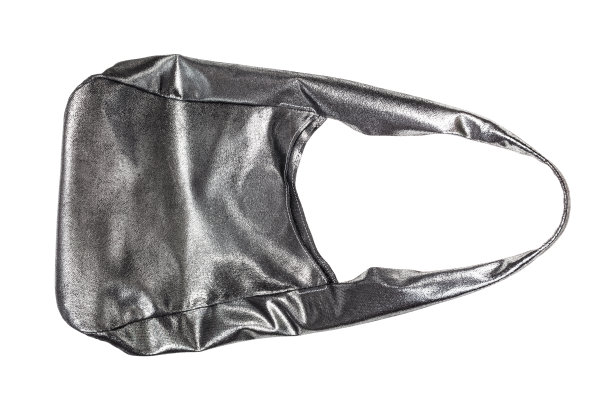 皱巴巴的包手工银皮革孤立图片下载