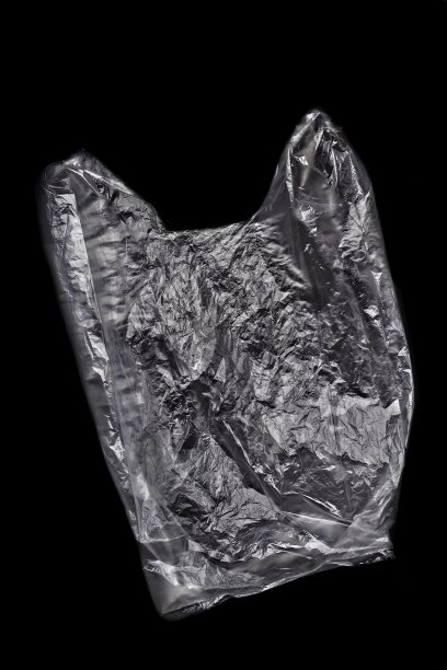 塑料袋隔离在黑色背景上。图片下载