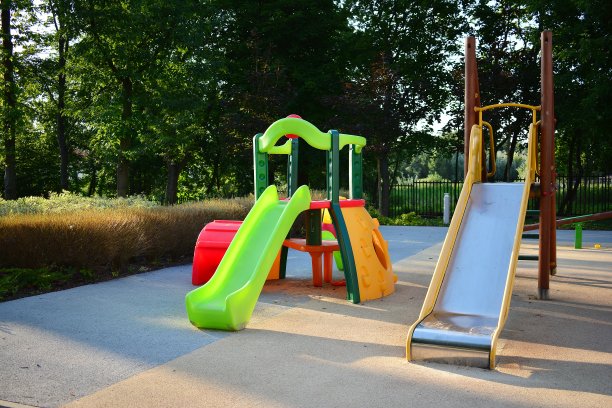 公园院子里五颜六色的操场。图片下载