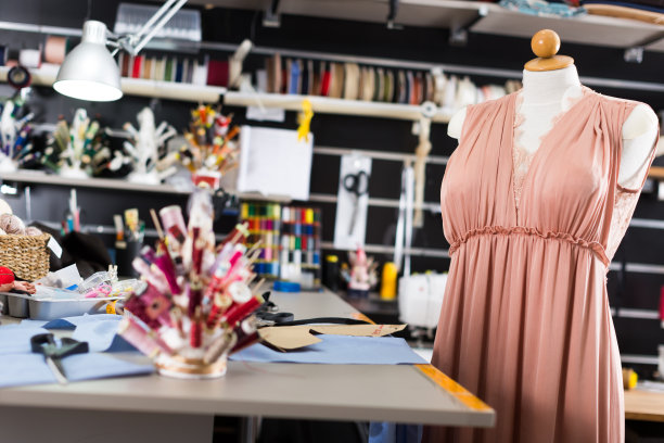 在服装厂的缝纫车间与服装模特工作图片下载