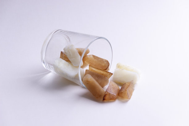 白色背景上洒出了冰冻的咖啡和牛奶图片下载